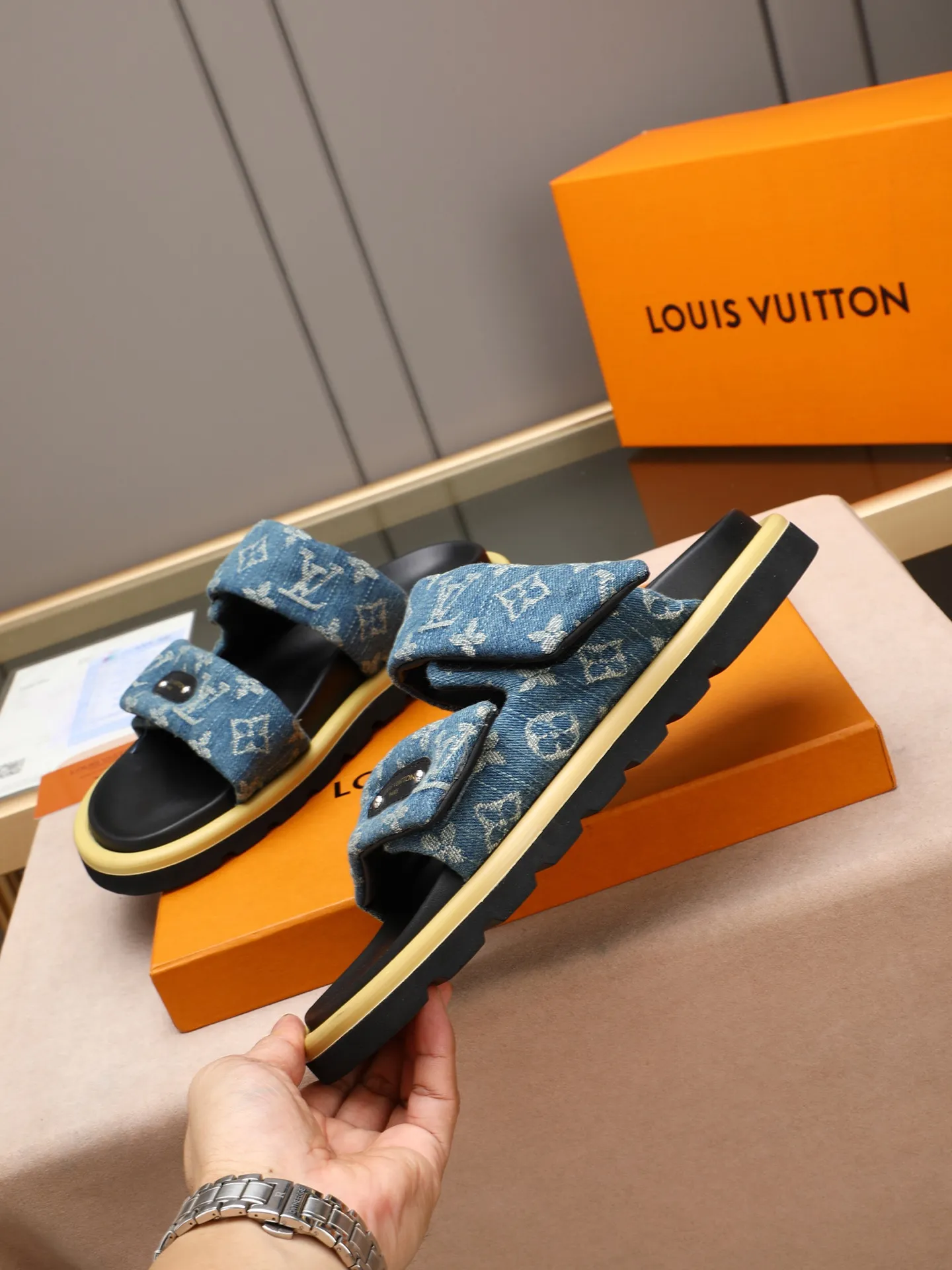 PP360 [LOUIS VUITTON] Louis Vuitton, LV printing, men's and women's slippers are on the market. The drawer box packaging comes with a cloth bag and a card. The upper pattern looks very soft and waxy, and it is a super versatile leg slimming tool. Fabric: imported denim/canvas/old fabric, LV hardware LOGO, official website pattern printing, comfortable to wear, feet: high-elastic PU water table. Sole: foam sole, heel height: about 5cm. Code number: 35-46, 35, 45, 46 are custom-made and non-returnable. Color: multiple colors and styles available.